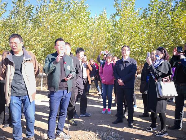 耕地质量中心副主任谢建华（中）实地考察金正大牵头组织实施的黑土地保护农企合作模式试点.jpg